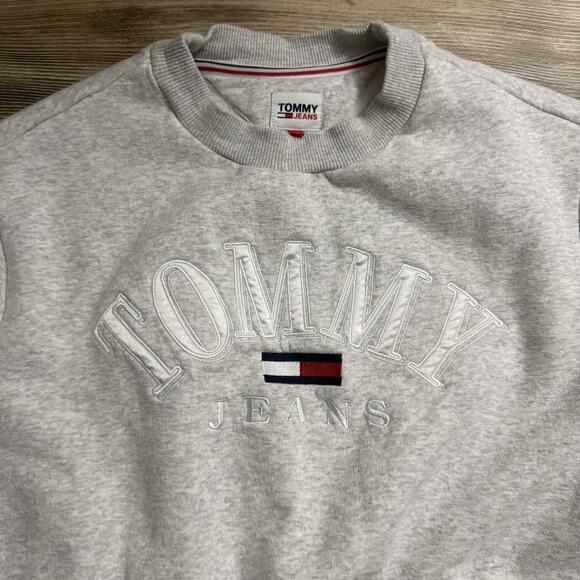 Tommy Jeans Gray Cropped Sweatshirt Women’s Small Embroidered Crewneck Pullover - Picture 2 of 9